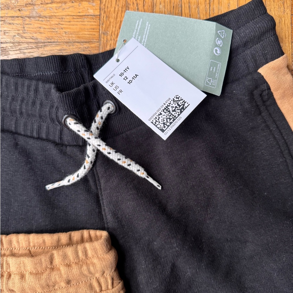 2 for 1
Boys H&M comfy shorts
Tags on 1 but both brand New